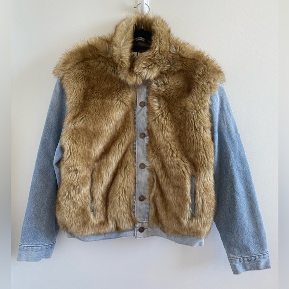Levi’s Oversized Faux Fur Trucker Jacket Large In Furry Fury Medium Wash New - Picture 3 of 12
